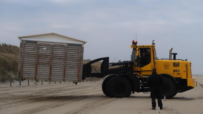 Strandhuisje unit wordt geplaatst